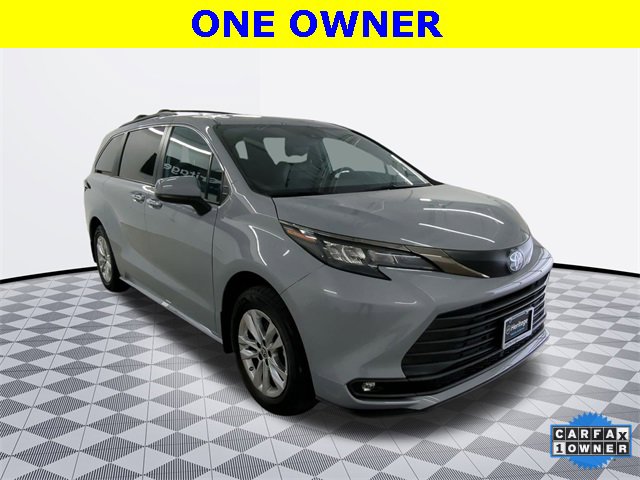 2022 Toyota Sienna XLE Woodland Edition photo 3
