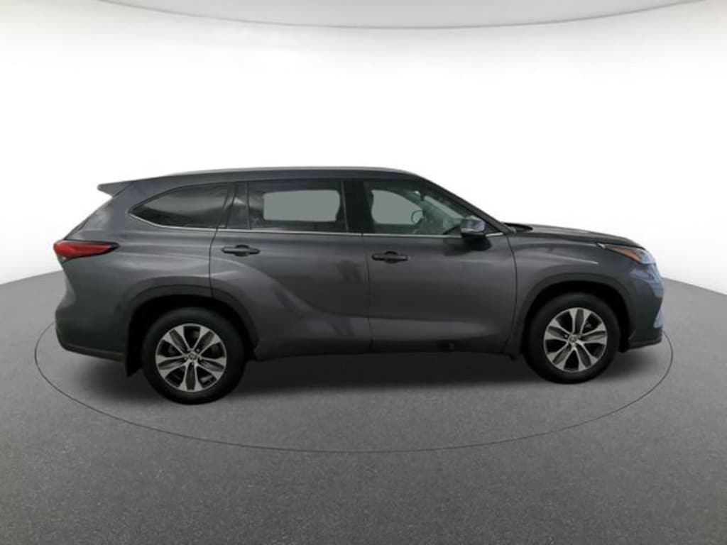 Used 2022 Toyota Highlander XLE Sport Utility