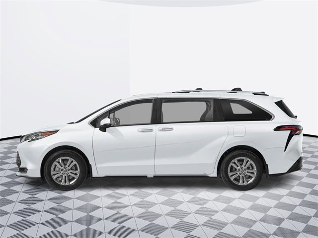 2025 Toyota Sienna Platinum photo 3