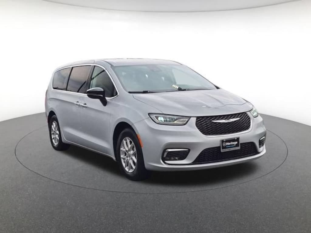 Used 2024 Chrysler Pacifica Touring L Passenger Van