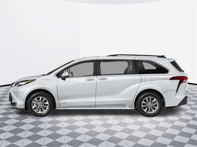 2025 Toyota Sienna XLE photo 3