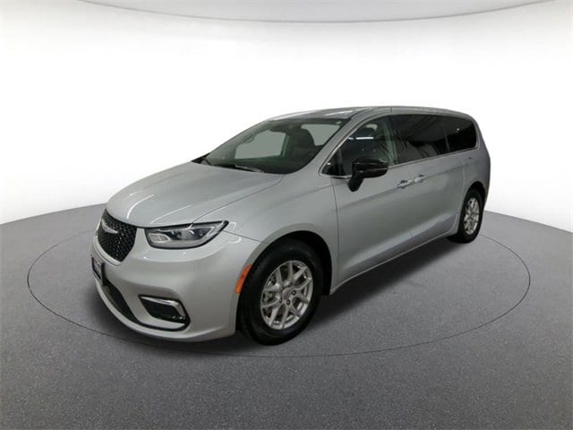 2024 Chrysler Pacifica Touring L's photo