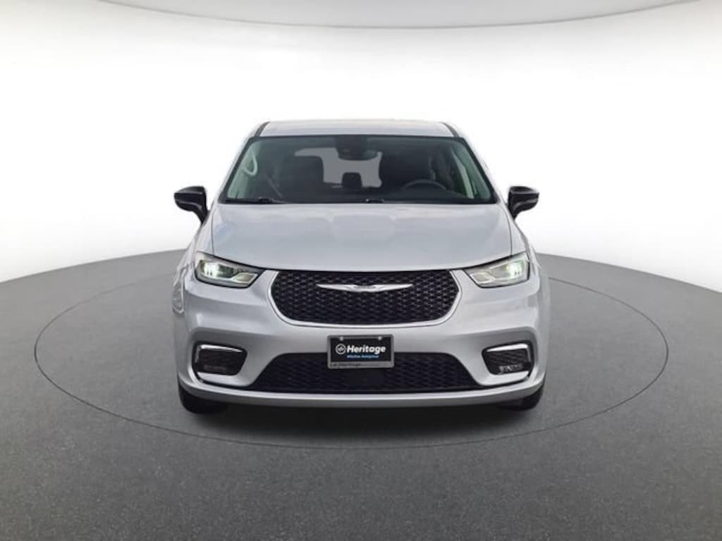 Used 2024 Chrysler Pacifica Touring L Passenger Van