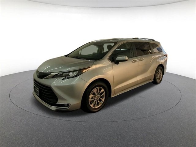 2024 Toyota Sienna XLE's photo