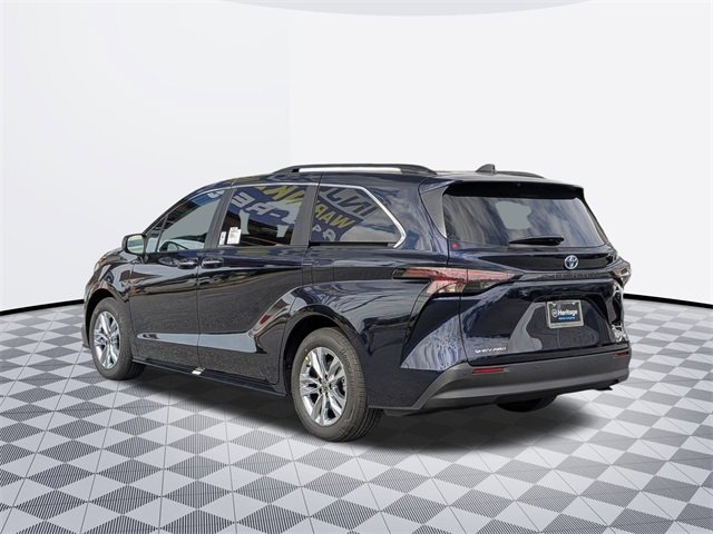 2025 Toyota Sienna XLE photo 3