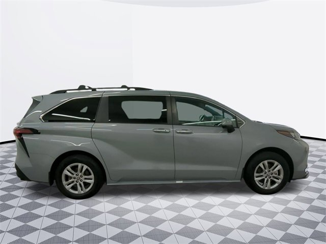 2022 Toyota Sienna XLE Woodland Edition photo 4