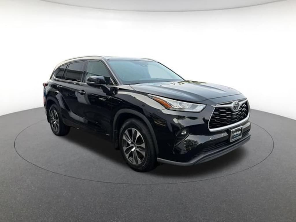 Used 2020 Toyota Highlander Hybrid XLE Sport Utility