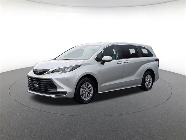2024 Toyota Sienna LE's photo
