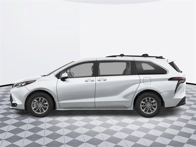 2025 Toyota Sienna XLE photo 3