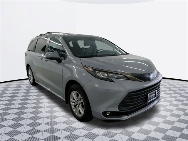 2022 Toyota Sienna XLE Woodland Edition photo 3
