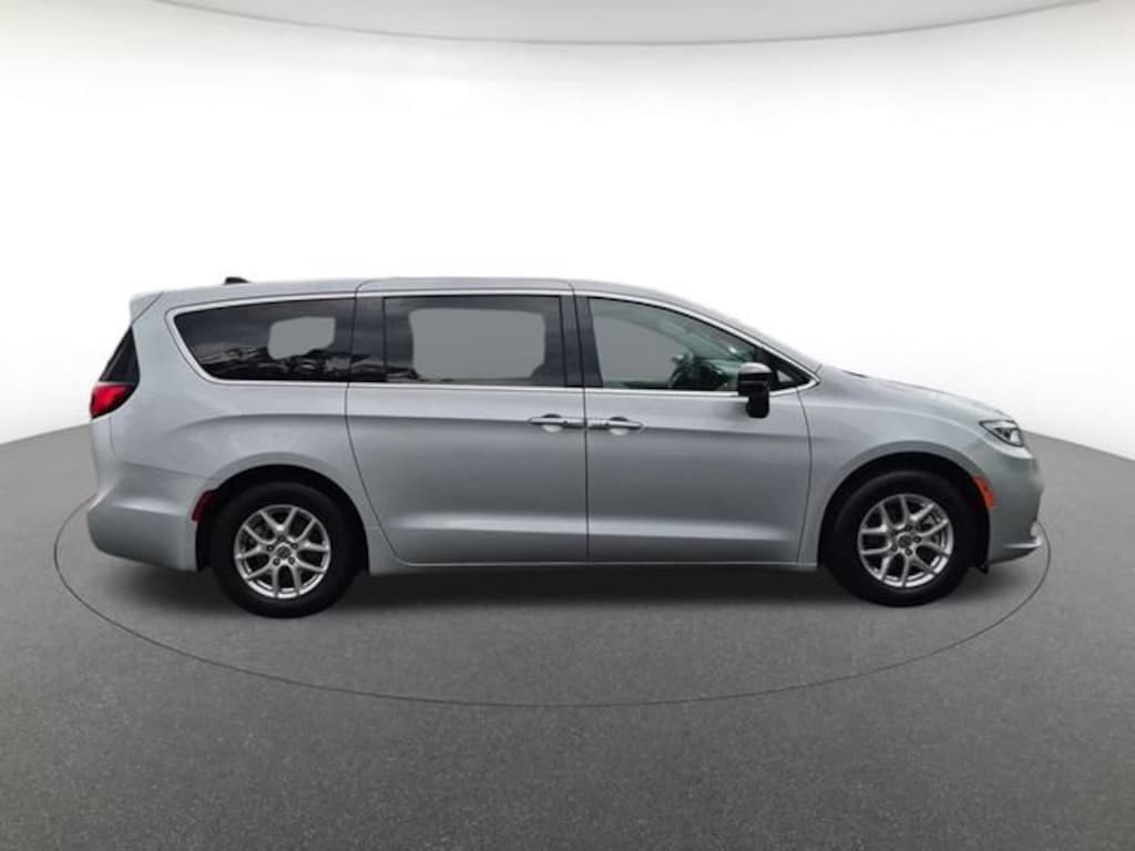 Used 2024 Chrysler Pacifica Touring L Passenger Van