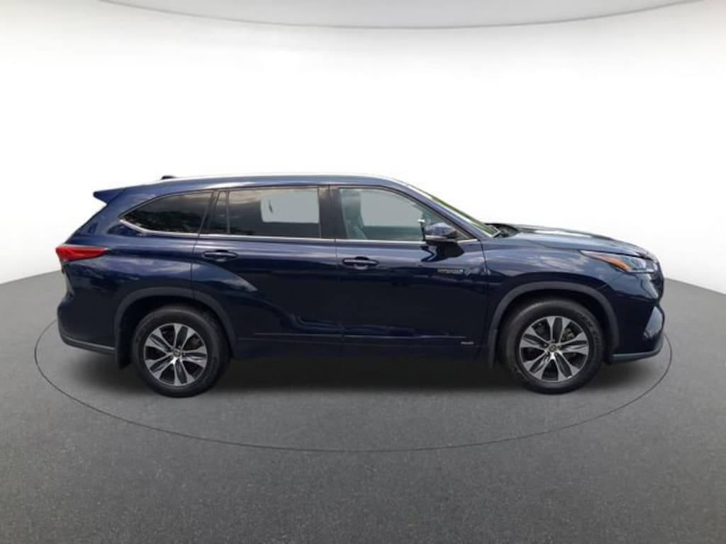 Used 2021 Toyota Highlander Hybrid XLE Sport Utility