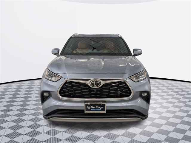 2022 Toyota Highlander Platinum photo 2