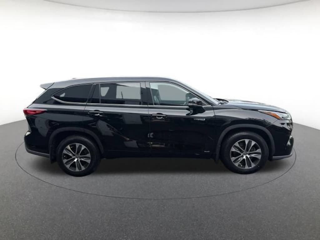 Used 2020 Toyota Highlander Hybrid XLE Sport Utility