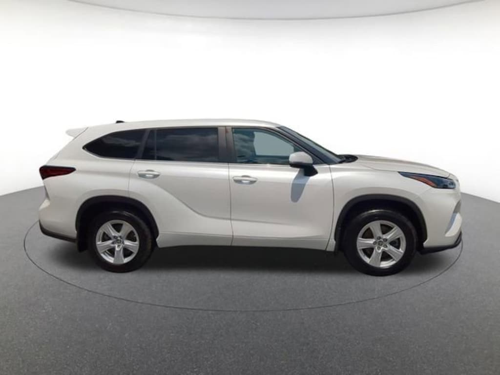 Used 2023 Toyota Highlander LE Sport Utility