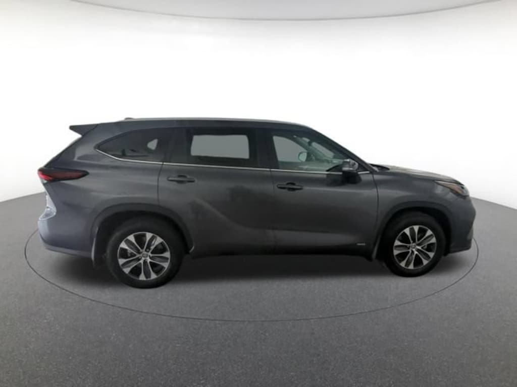 Used 2025 Toyota Highlander Hybrid XLE Sport Utility