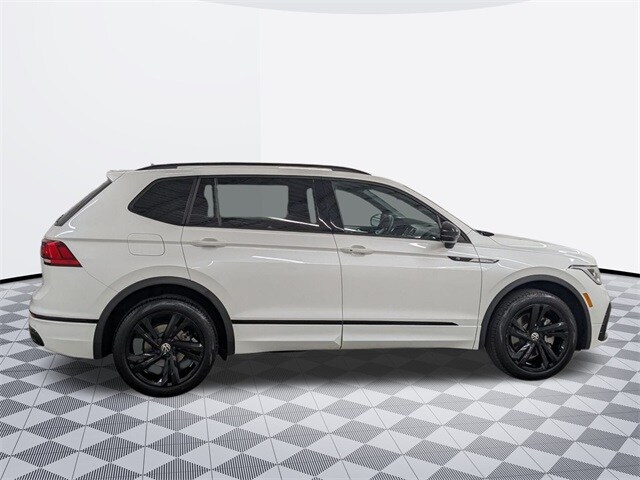 2023 Volkswagen Tiguan SE R-Line Black photo 2