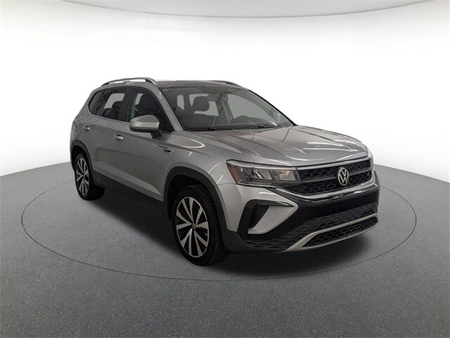 2022 Volkswagen Taos SE photo 2
