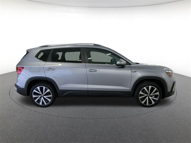 2023 Volkswagen Taos SE photo 3
