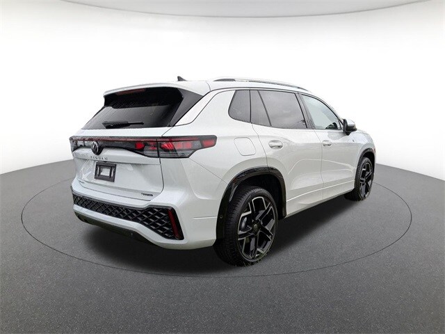 2026 Volkswagen Tiguan SEL R-Line photo 2