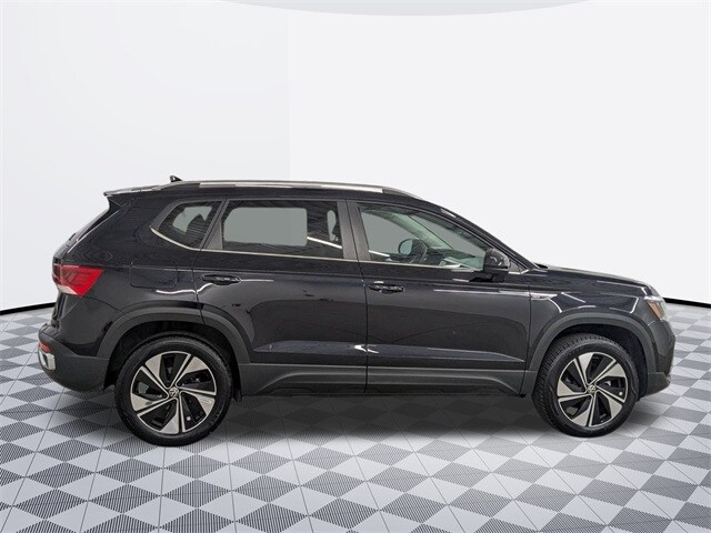 2024 Volkswagen Taos SE photo 3