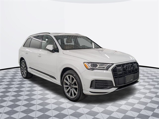 2022 Audi Q7 45 Premium Plus photo 2
