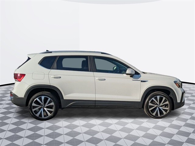 2022 Volkswagen Taos SE photo 4