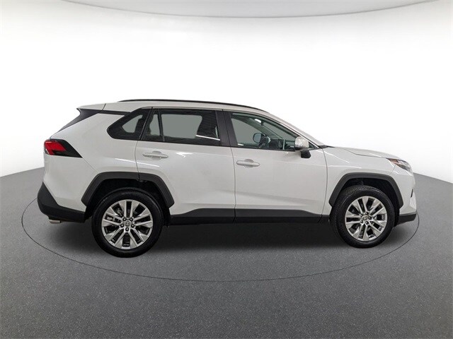 2024 Toyota RAV4 XLE Premium photo 3