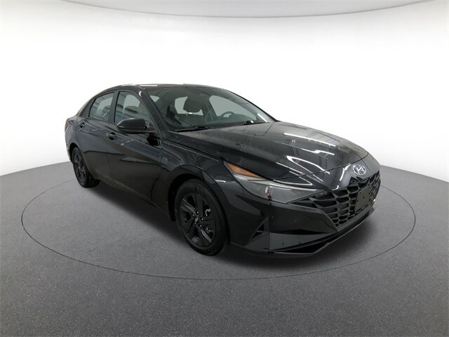 2022 Hyundai Elantra SEL photo 3