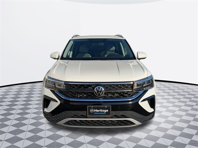 2022 Volkswagen Taos SE photo 2