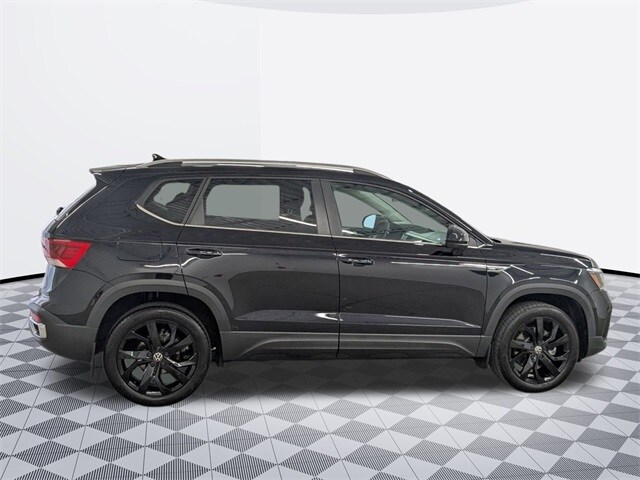 2023 Volkswagen Taos SE photo 4