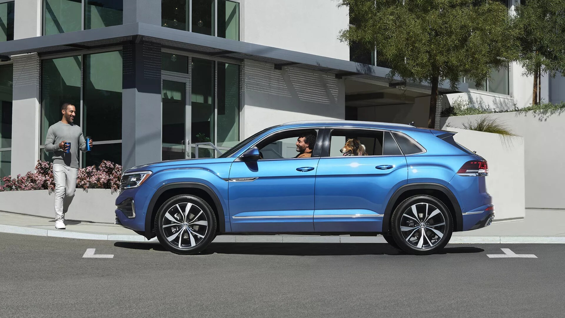 2025-volkswagen-atlas-couple-dog.png