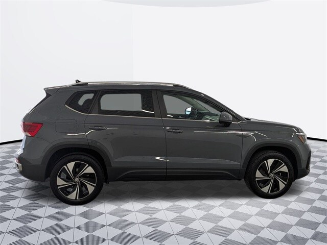 2023 Volkswagen Taos SE photo 2