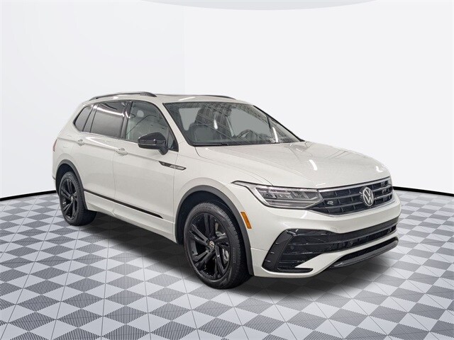 2024 Volkswagen Tiguan SE R-Line Black photo 3