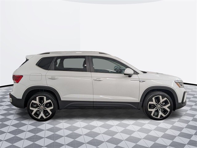 2023 Volkswagen Taos SEL photo 2