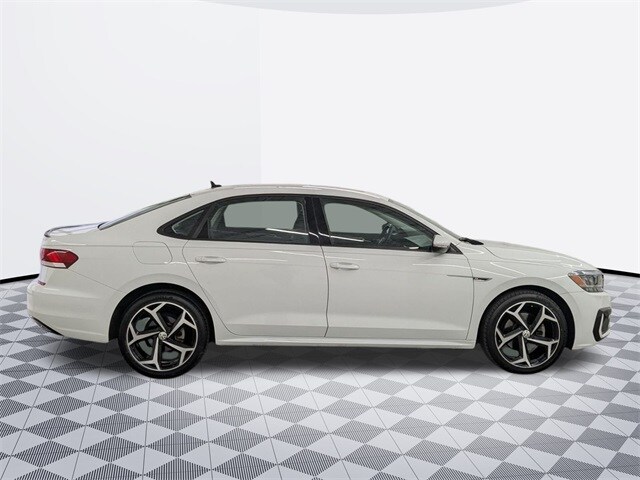 2020 Volkswagen Passat 2.0T R-Line photo 2