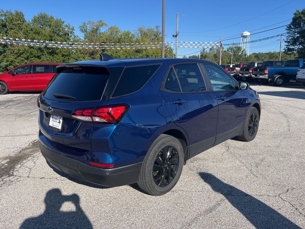 2023 Chevrolet Equinox LS photo 3