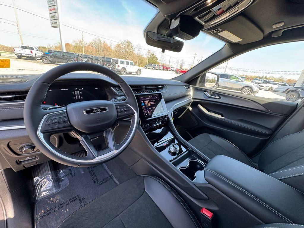 2025 Jeep Grand Cherokee Altitude - Photo 20