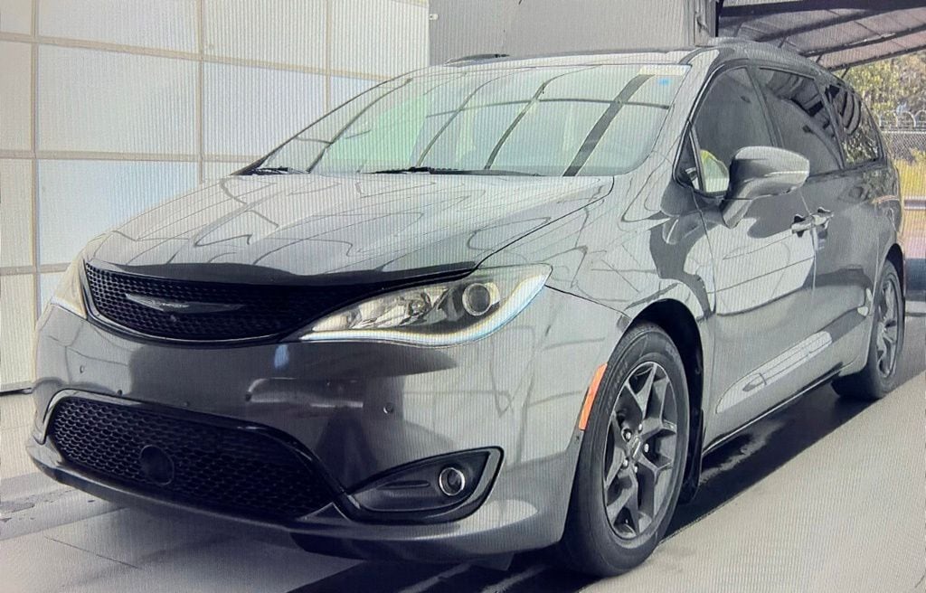 2020 Chrysler Pacifica Limited's photo