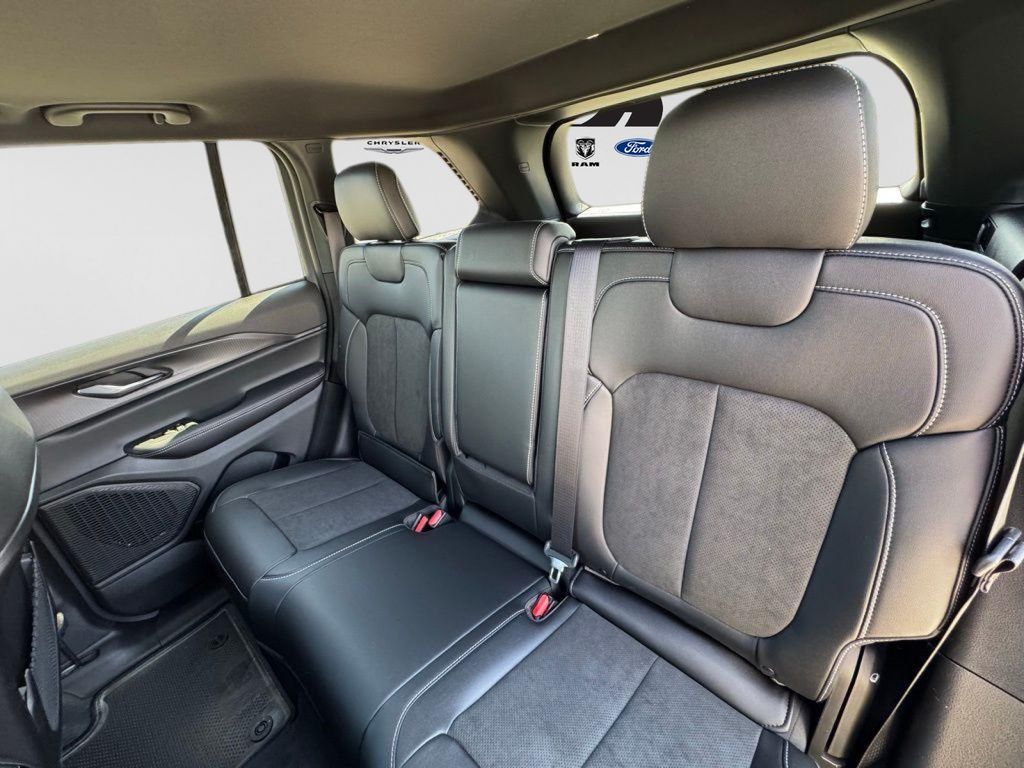 2025 Jeep Grand Cherokee Altitude - Photo 13