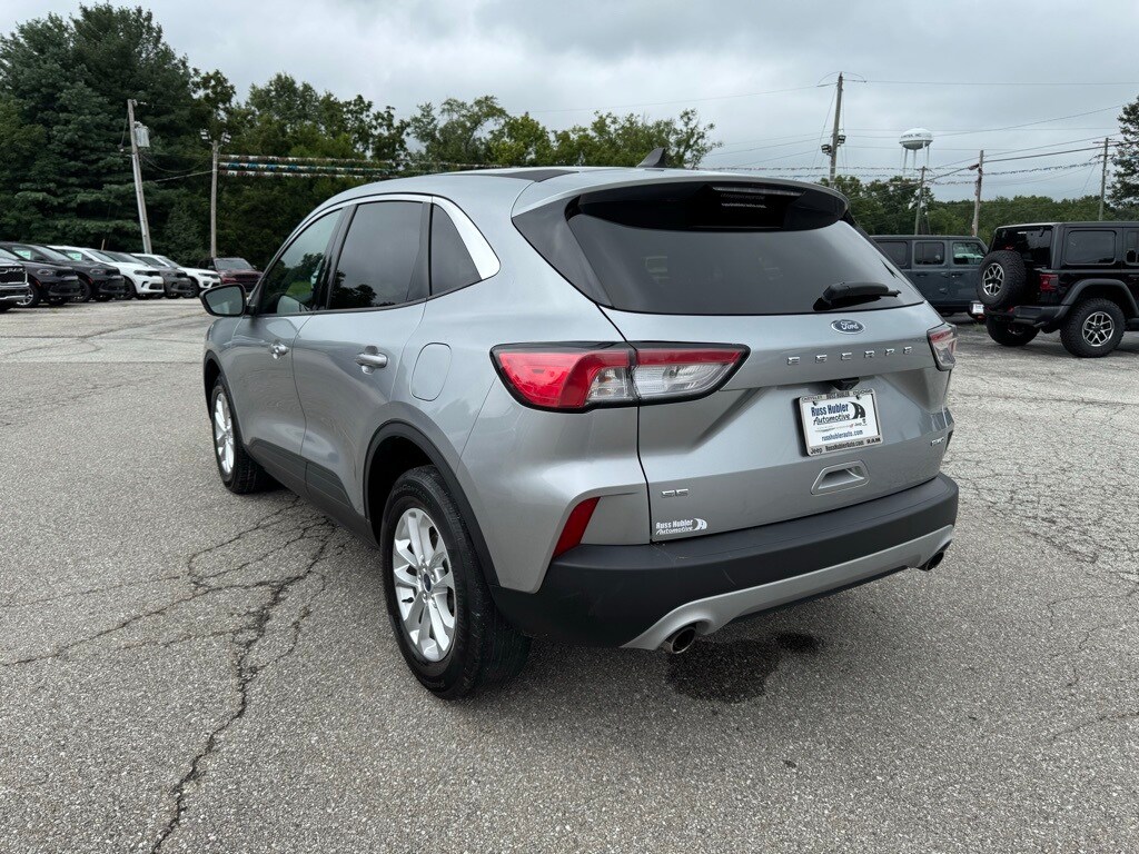 2022 Ford Escape SE photo 3