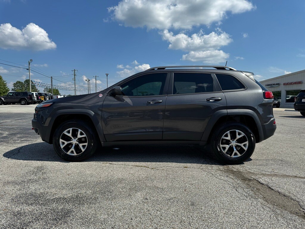 Used 2017 Jeep Cherokee Trailhawk with VIN 1C4PJMBB5HW633913 for sale in North Vernon, IN