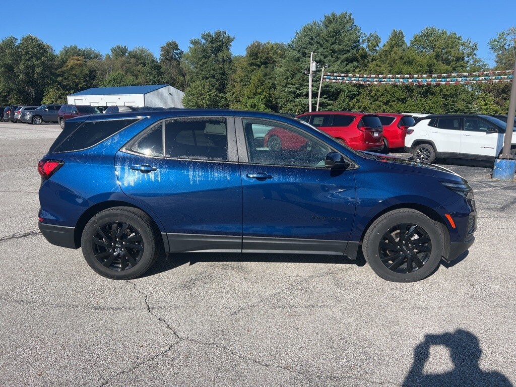 2023 Chevrolet Equinox LS photo 2