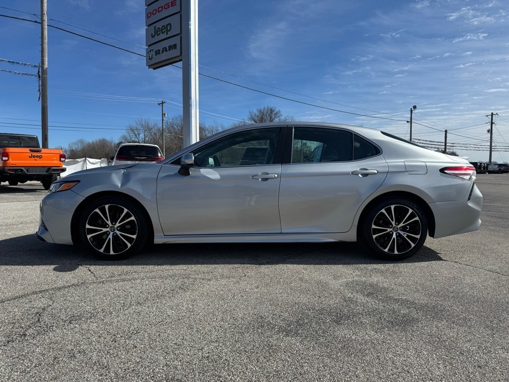 Used 2020 Toyota Camry SE Sedan