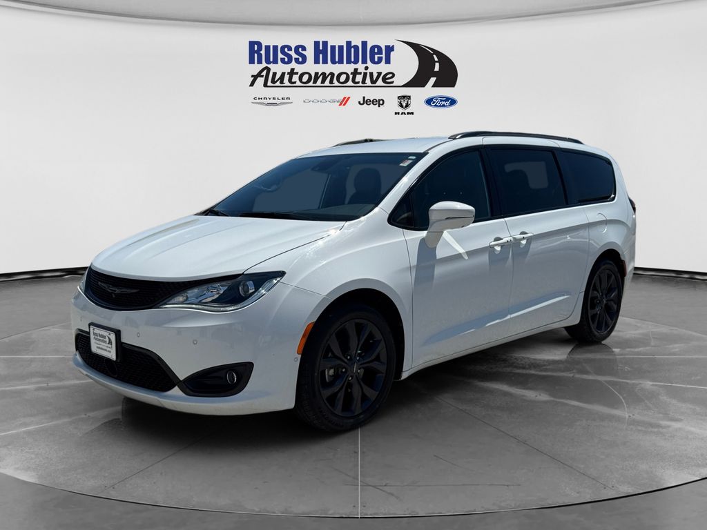 2019 Chrysler Pacifica Limited's photo