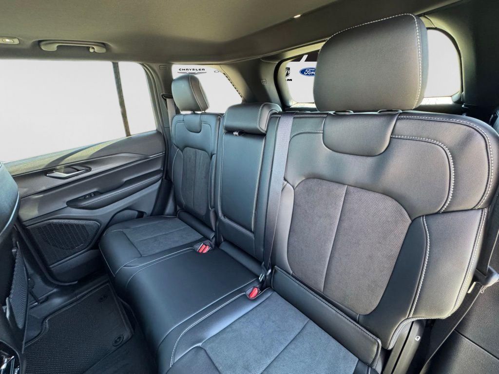 2025 Jeep Grand Cherokee Altitude - Photo 12