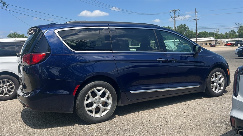 Used 2017 Chrysler Pacifica Touring-L with VIN 2C4RC1BG1HR538268 for sale in New Castle, IN