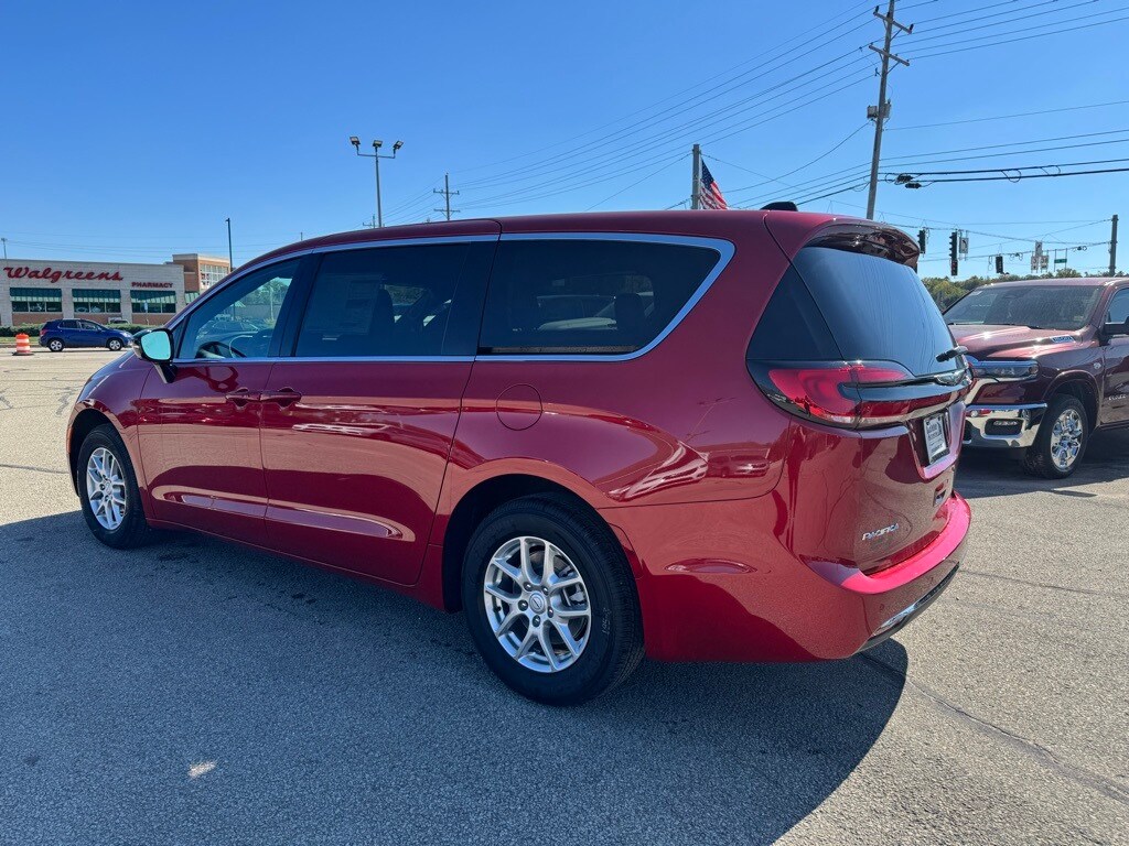 2026 Chrysler Pacifica photo 2