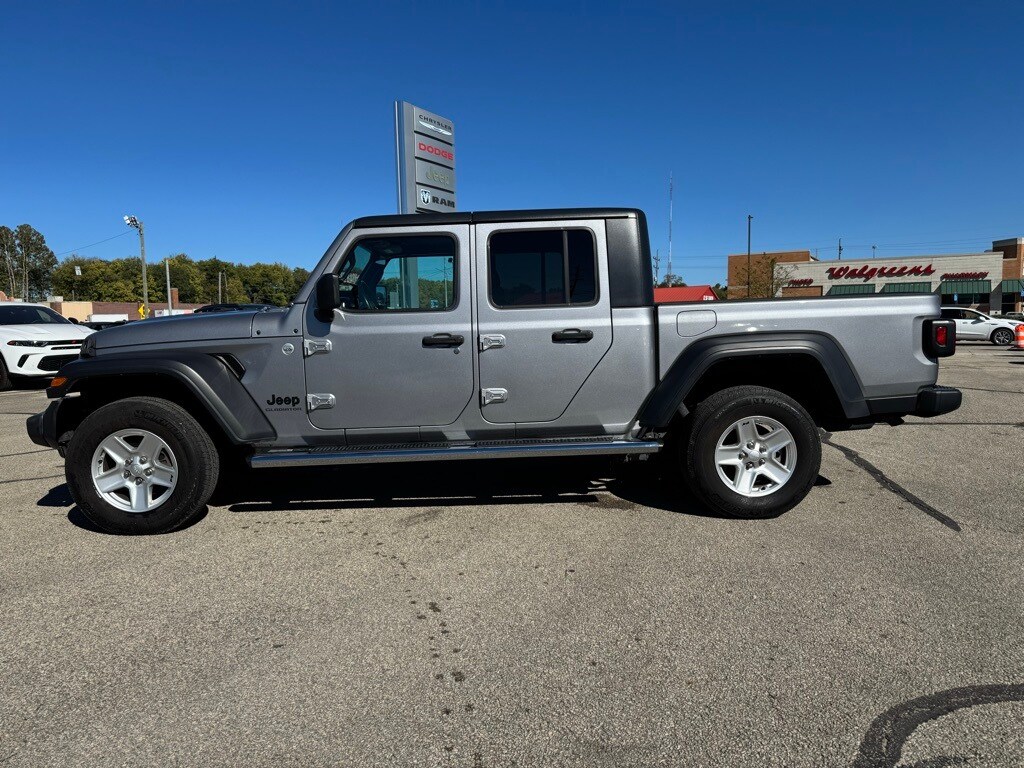 2020 Jeep Gladiator Sport photo 2