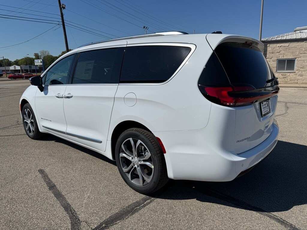 2026 Chrysler Pacifica Pinnacle photo 3